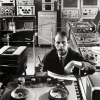 Karlheinz Stockhausen nello studio di musica elettronica della Radio di Colonia