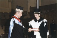 Pina Bausch riceve nel 1999 la Laurea ad honorem in DAMS dal Magnifco ​Rettore​dell’​Università ​di​ Bologna