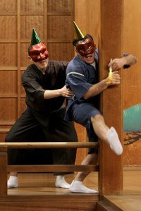 Ogasawara Tadashi, Angelo Crotti in Harakirezu (Niente harakiri) adattamento dell’opera kyo ̄gen Kamabara