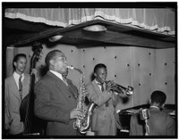 Alcuni componenti del quintetto di Charlie Parker a New York nel 1945 circa: da sinistra a destra Tommy Potter, Charlie Parker, Miles Davis e Duke Jordan.